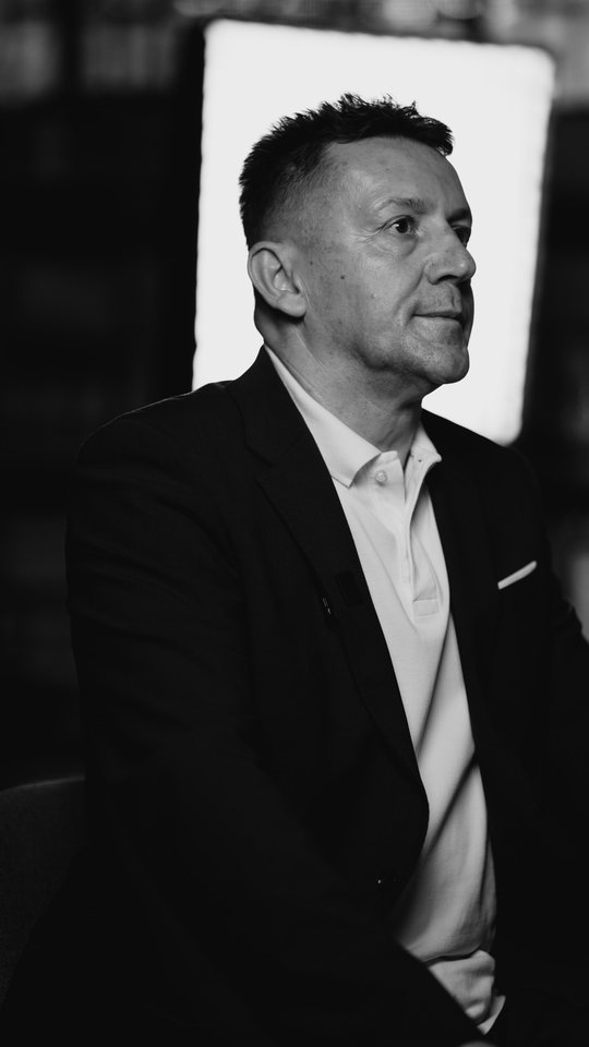 Zdenko Lučić, crno-bijeli portret u knjižnici