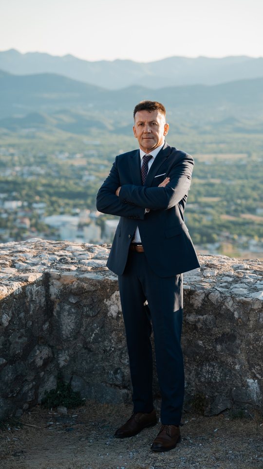 Zdenko Lučić na tvrđavi iznad grada, prekriženih ruku