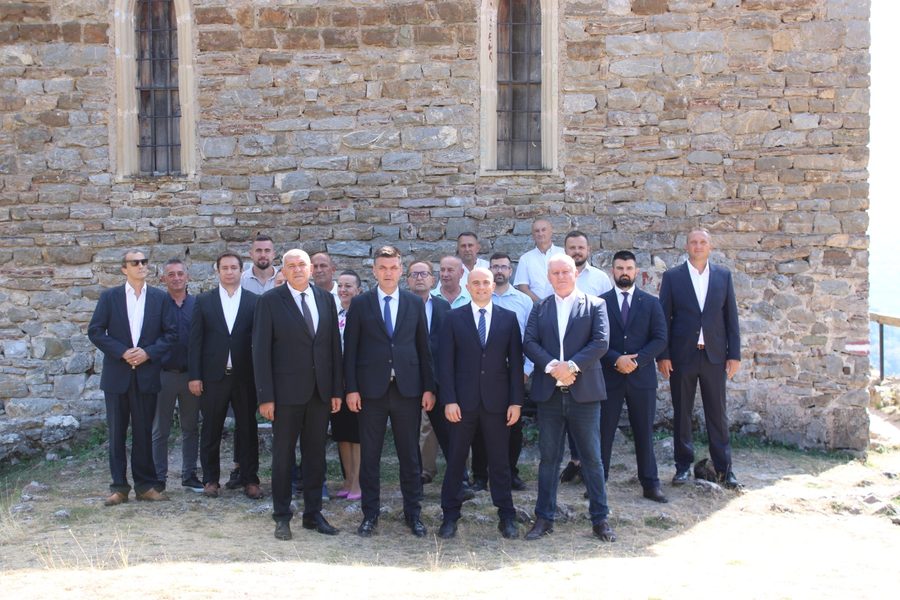 Zajednička fotografija ispred zidina Bobovca